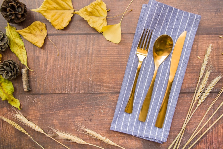 Gratis Foto gouden bestek op servet met folders