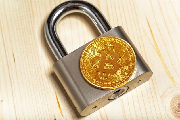 Gouden bitcoin en hangslot