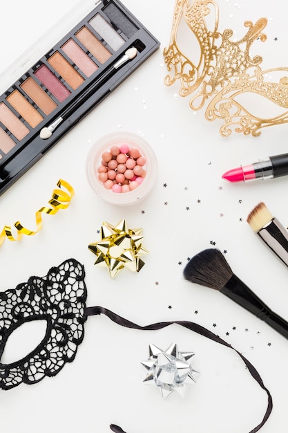 Gouden carnaval masker met make-up kit