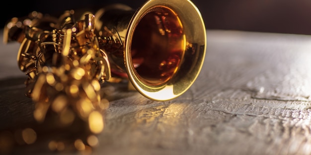 Gouden gekleurde saxofoon close-up