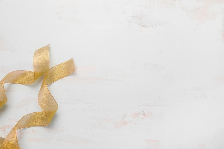 Gratis Foto gouden linten op tafel