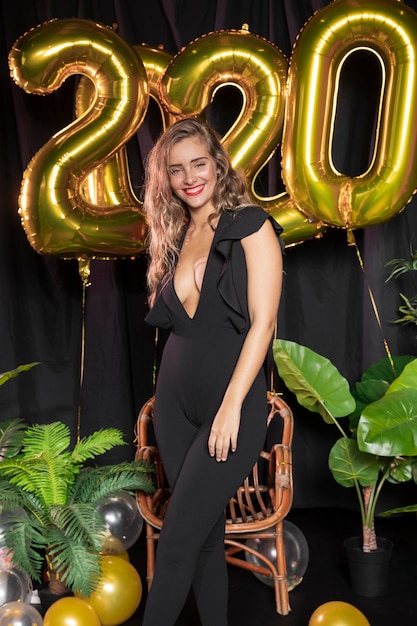 Gratis foto gouden nieuwe jaar 2020 ballonnen en mooi meisje