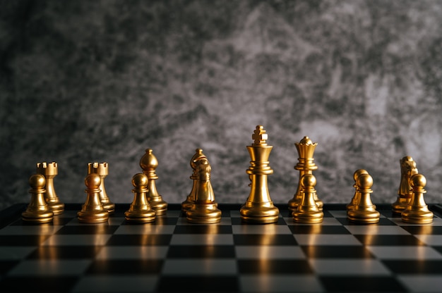 Gouden schaken op schaakbordspel voor bedrijfsconcept metafoor leiderschap