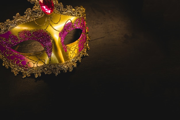 Gouden Venetiaans masker op een donkere achtergrond