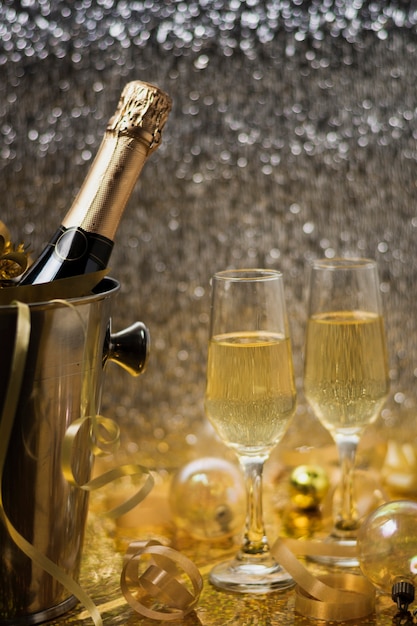 Gratis foto gouden weergave met champagnefles