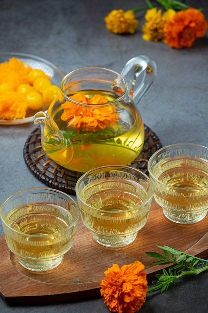 Gratis foto goudsbloem, citroen, honing kruidenthee behandeling concept.