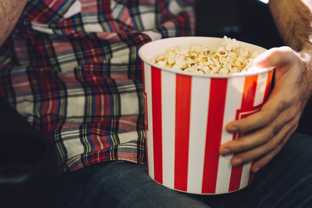 Graanmens die popcorn in bioskoop eet