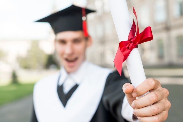 Graduatieconcept met portret van de gelukkige mens