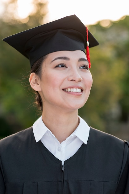 Graduatieconcept met portret van gelukkige vrouw