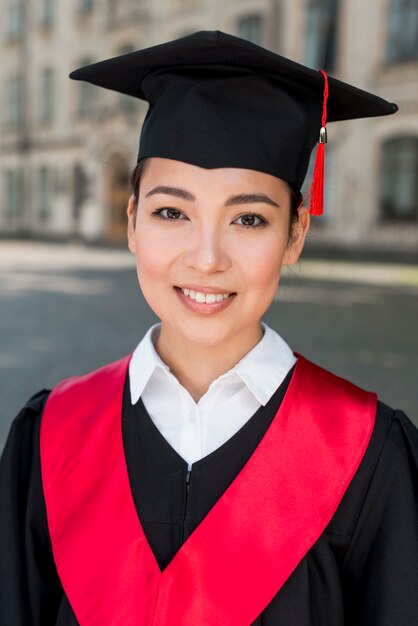 Graduatieconcept met portret van gelukkige vrouw