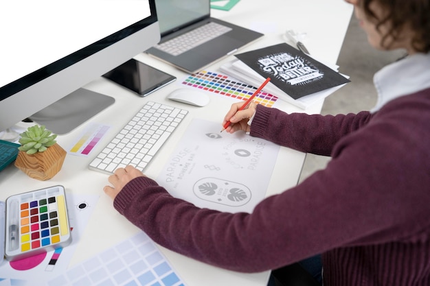 Grafisch ontwerper die een logo op een notitieboekje maakt