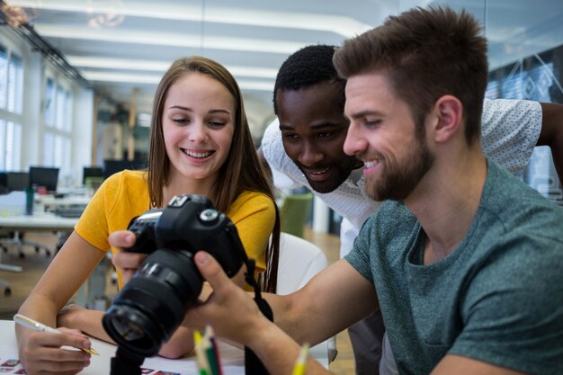 Grafisch ontwerper toont foto aan zijn collega&#39;s in de camera