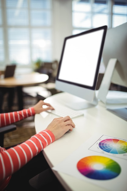 Grafisch ontwerper werkt op haar bureau