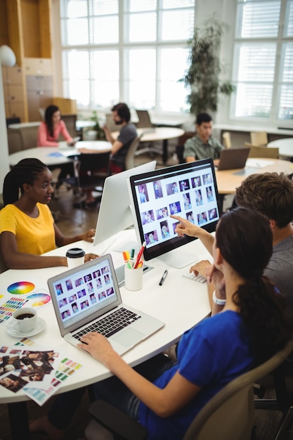 Grafisch ontwerpers werken aan hun bureau