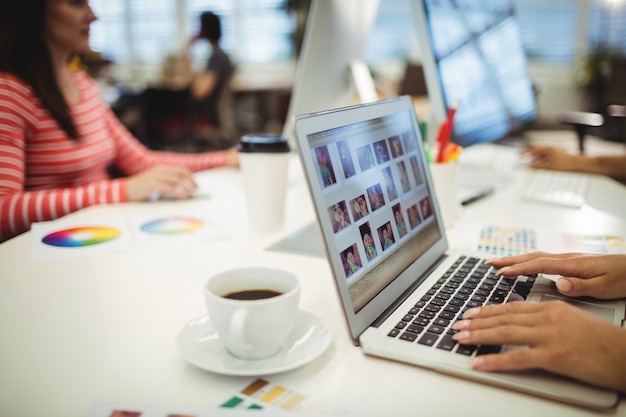 Gratis foto grafisch ontwerpers werken aan hun bureau