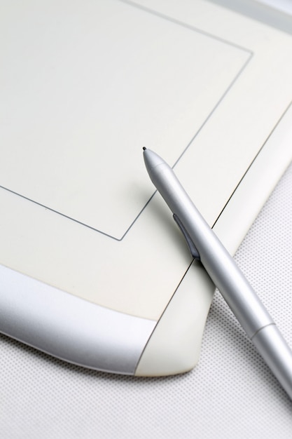 Grafische tablet en drukgevoelige pen op een witte achtergrond