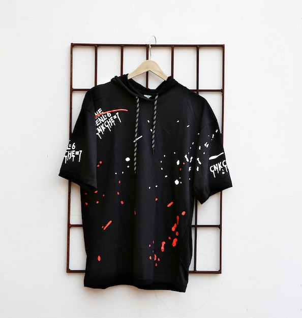 Gratis foto grafische tshirt trendy design mockup gepresenteerd op houten hanger met sapce van uw test
