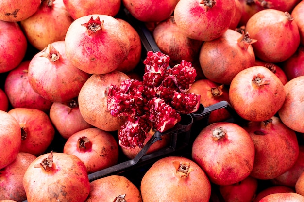 Granaatappels oppervlak in biologische markt