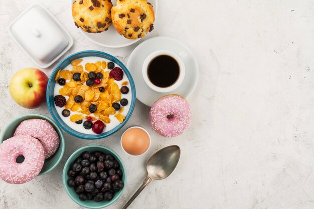 Granen, donuts en koffie