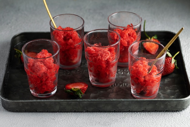 Granita-dessert met hoge hoek en aardbeien