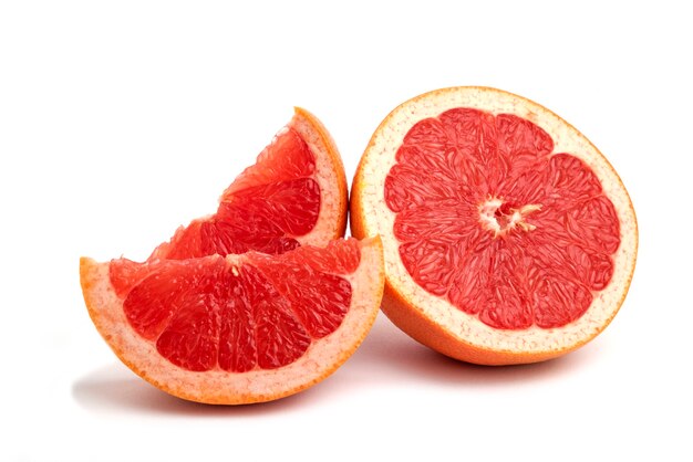 Grapefruit geïsoleerd, heel of in plakjes.