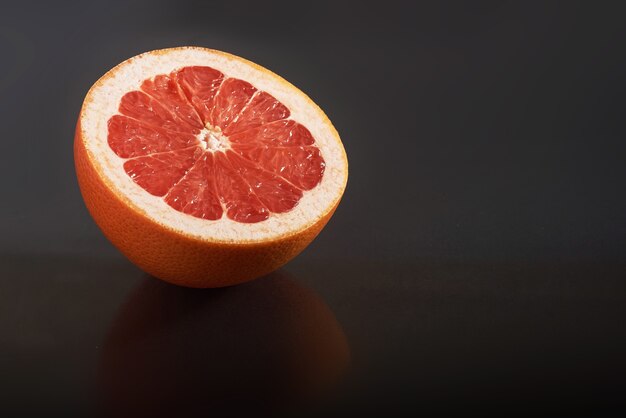 Grapefruit geïsoleerd op een zwarte. Seizoensfruit