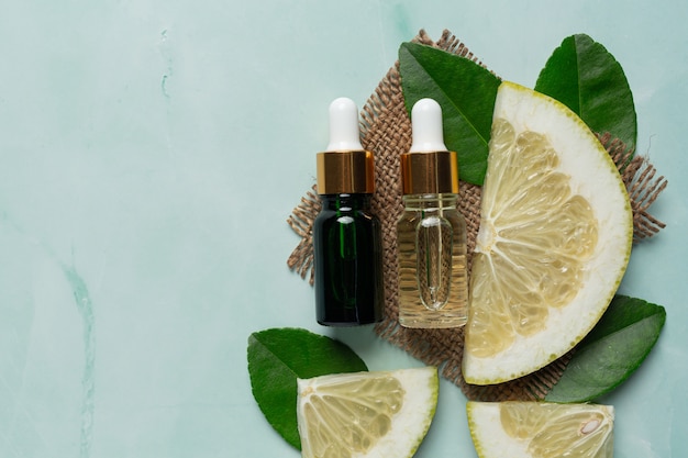 Grapefruit olie serum fles op groen licht achtergrond