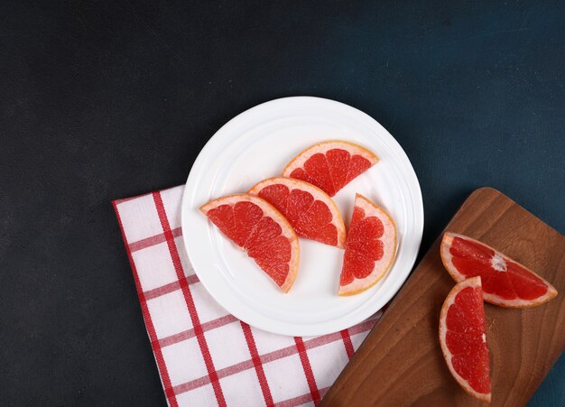 Grapefruit op de blauwe achtergrond wordt gesneden die.