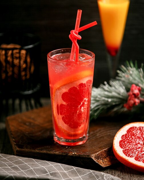 Grapefruitcocktail met ijs op tafel _