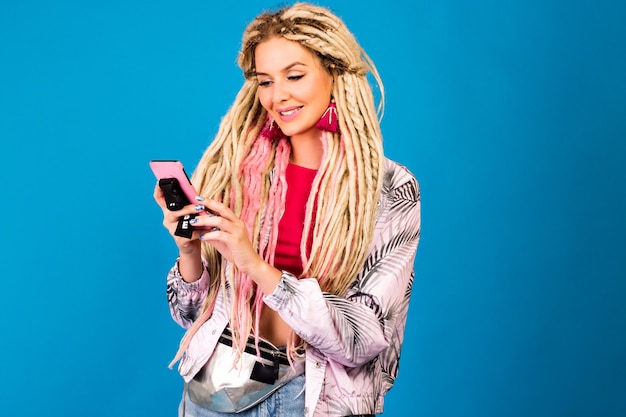 Grappig studio portret van hipster vrouw met dreadlocks