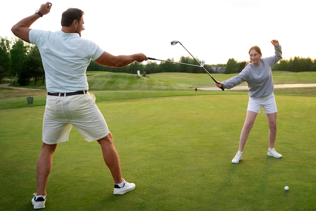 Gratis foto grappig tafereel met mensen op de golfbaan