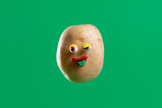 Grappige aardappel met gezichtssticker