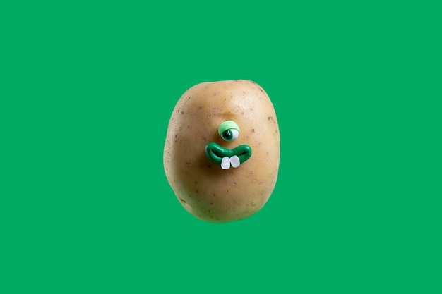 Gratis foto grappige aardappel met gezichtssticker
