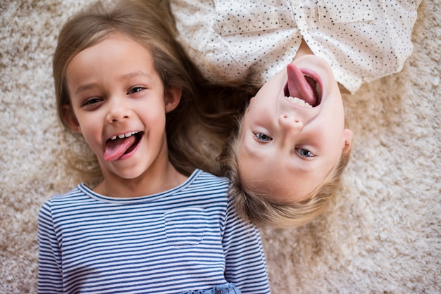 Grappige gezichtsuitdrukking van twee schattige meisjes