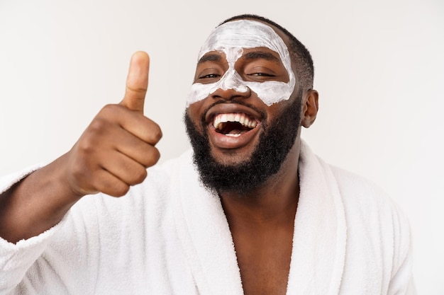 Grappige lachende man met masker leidt een gezonde levensstijl die zich verheugt over ochtendprocedures positieve emotie