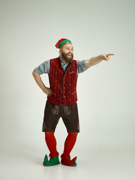 Grappige man in elf kostuum