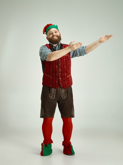 grappige man in elf kostuum
