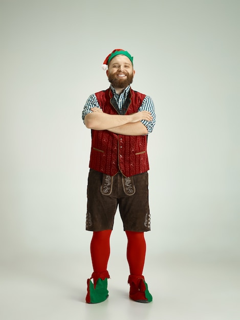 Gratis foto grappige man in elf kostuum