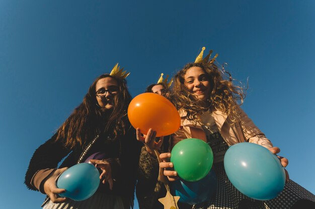 Grappige meisjes met ballonnen