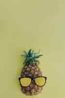 Gratis foto grappige pinapple met zonnebril