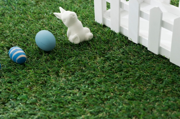 Gras achtergrond met konijn en paaseieren