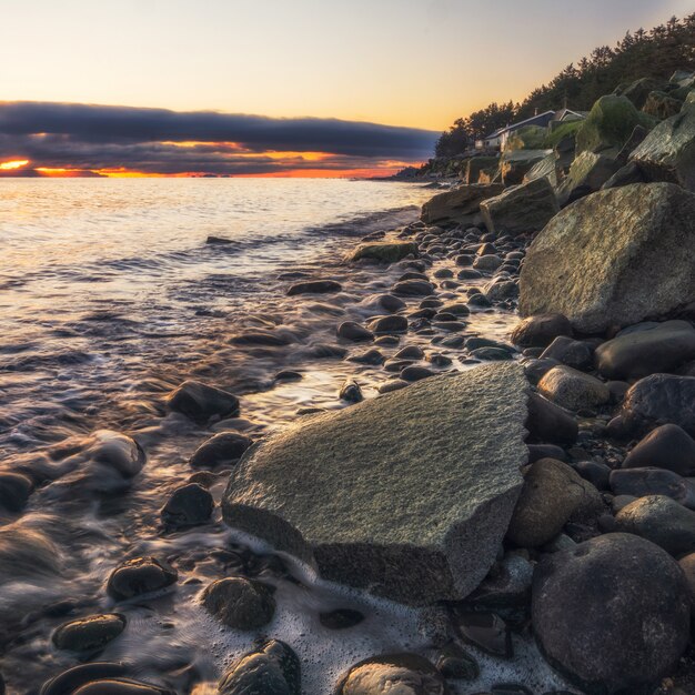 Gray Rocks op Kust tijdens Zonsondergang