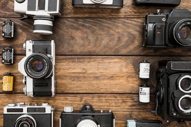 Gratis foto grens van retro camera's en filmcassettes