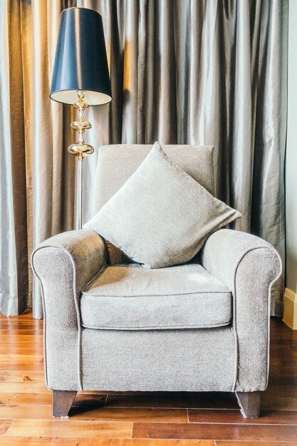 Grey fauteuil naast een lamp