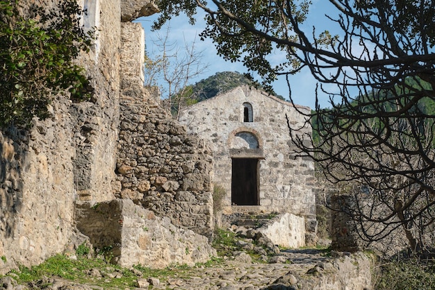 Gratis foto griekse kapel in een verlaten spookstad in de buurt van fethiye in turkije locatie van de oude griekse stad karmilissos 18e-eeuwse zomervakantie