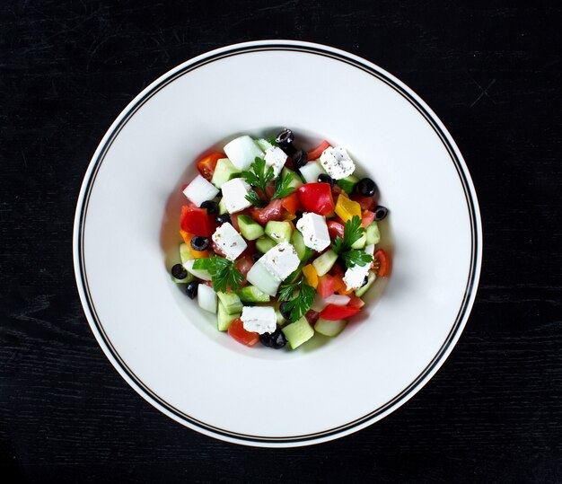 Griekse salade met olijven en paprika