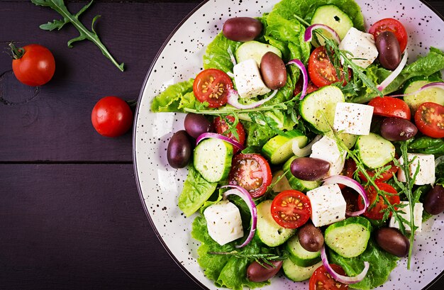 Griekse salade met verse groenten, feta-kaas en kalamata-olijven