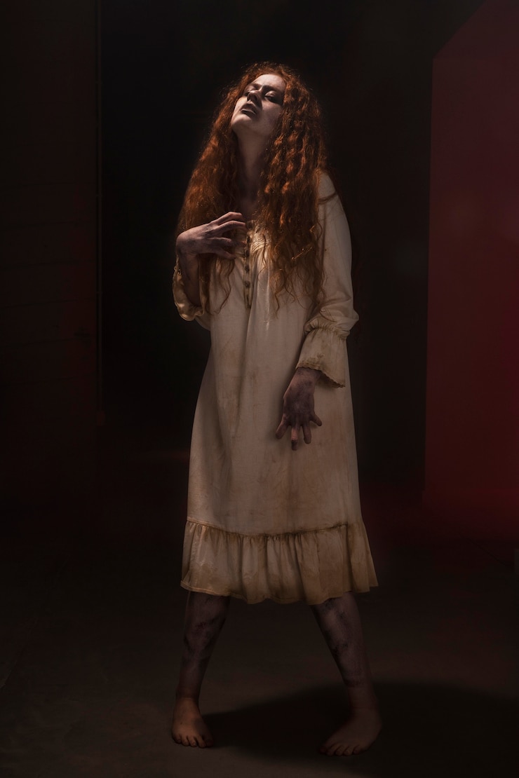 Gratis Foto griezelige gember vrouwelijke zombie in een jurk