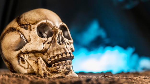 Gratis foto griezelige menselijke schedel met rook