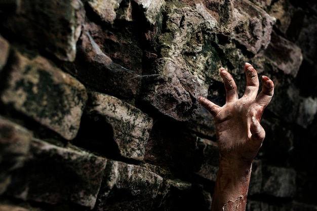 Griezelige zombiehand in de natuur